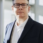 资深足球分析师张明 - 身着西装面带微笑的男性专家